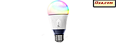 Bekijken van de TP-LINK Smart Wi-Fi LED-lamp met kleurveranderende tint (LB130)
